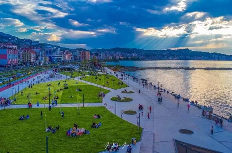 Rize Sahil Kordonu Rize Sahil Kordonu yürüyüş alanı ve Karadeniz sahil manzarası